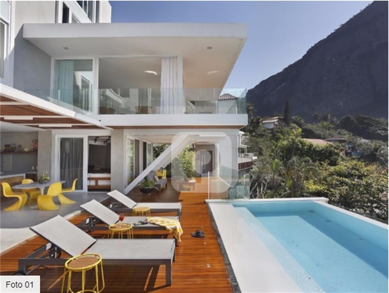 Fachada e piscina
