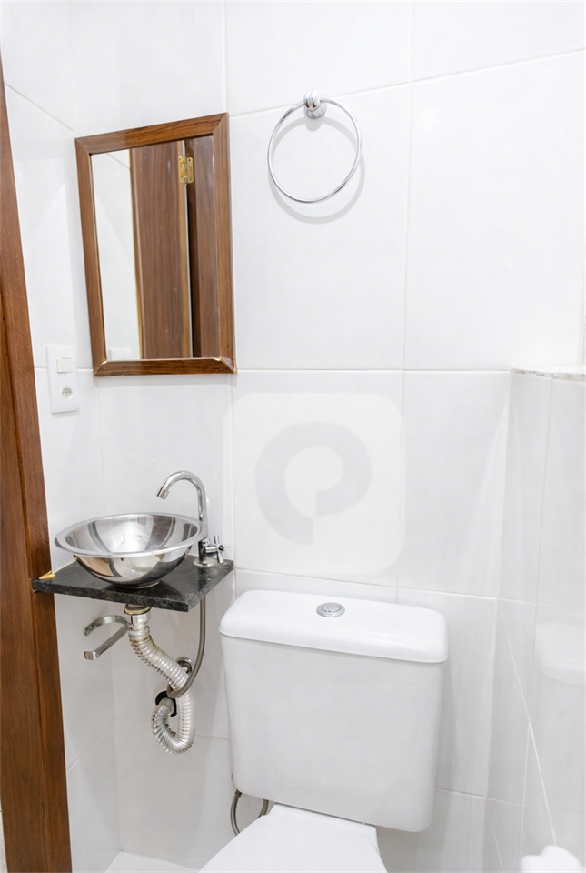 Banheiro moderno com detalhes em inox.png