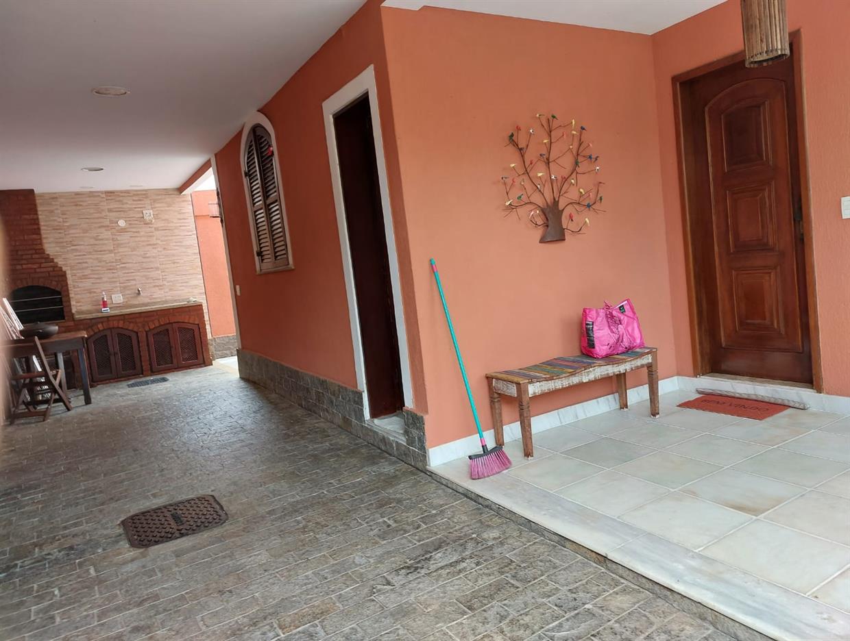 Entrada da varanda, garagem e churrasqueira.jpeg