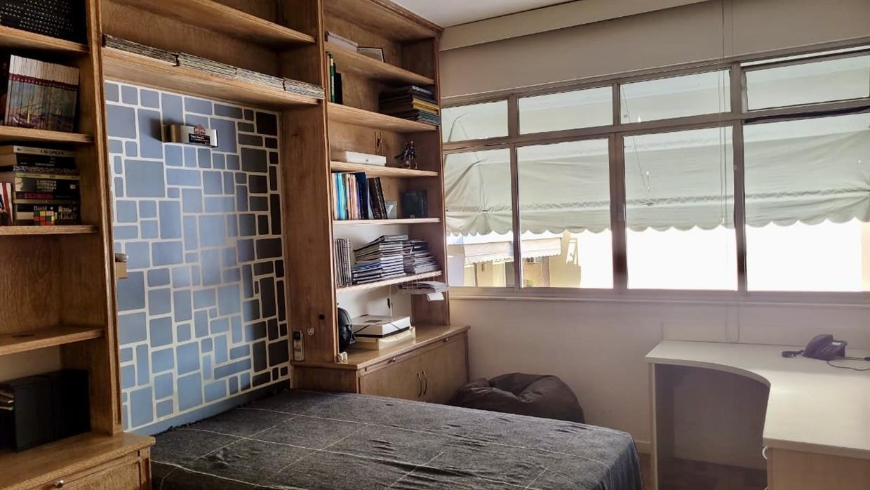 quarto com estante